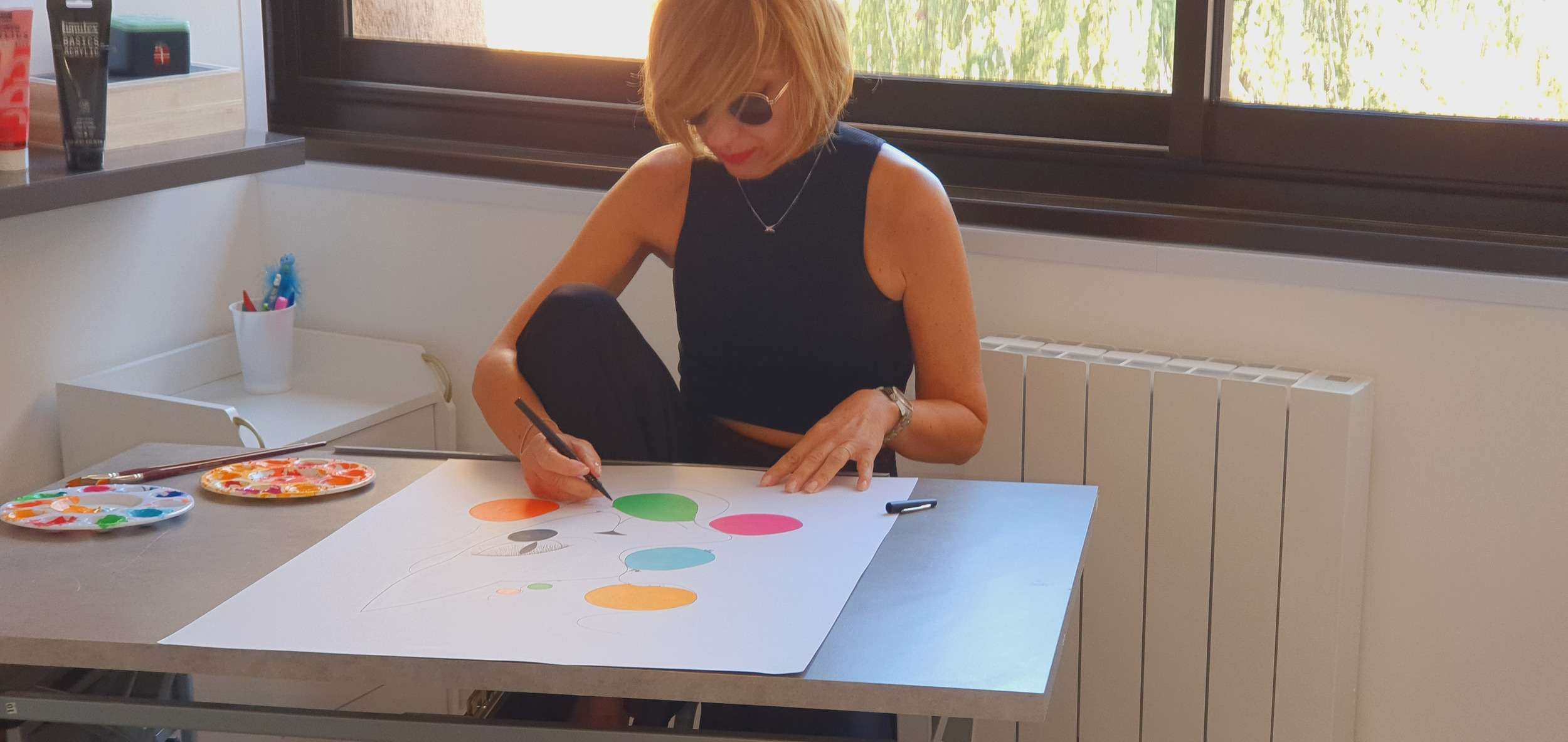 Alessandra Viotti, Artiste Peintre qui peint dans son atelier.